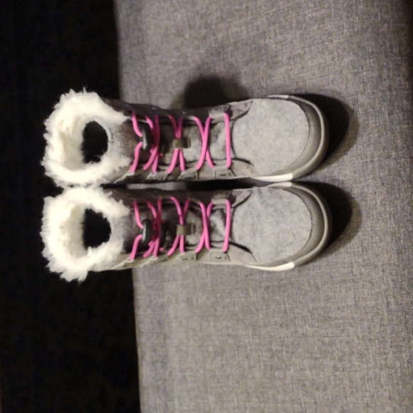 Girls Sorel boots size 3y. - Picture 2 of 5